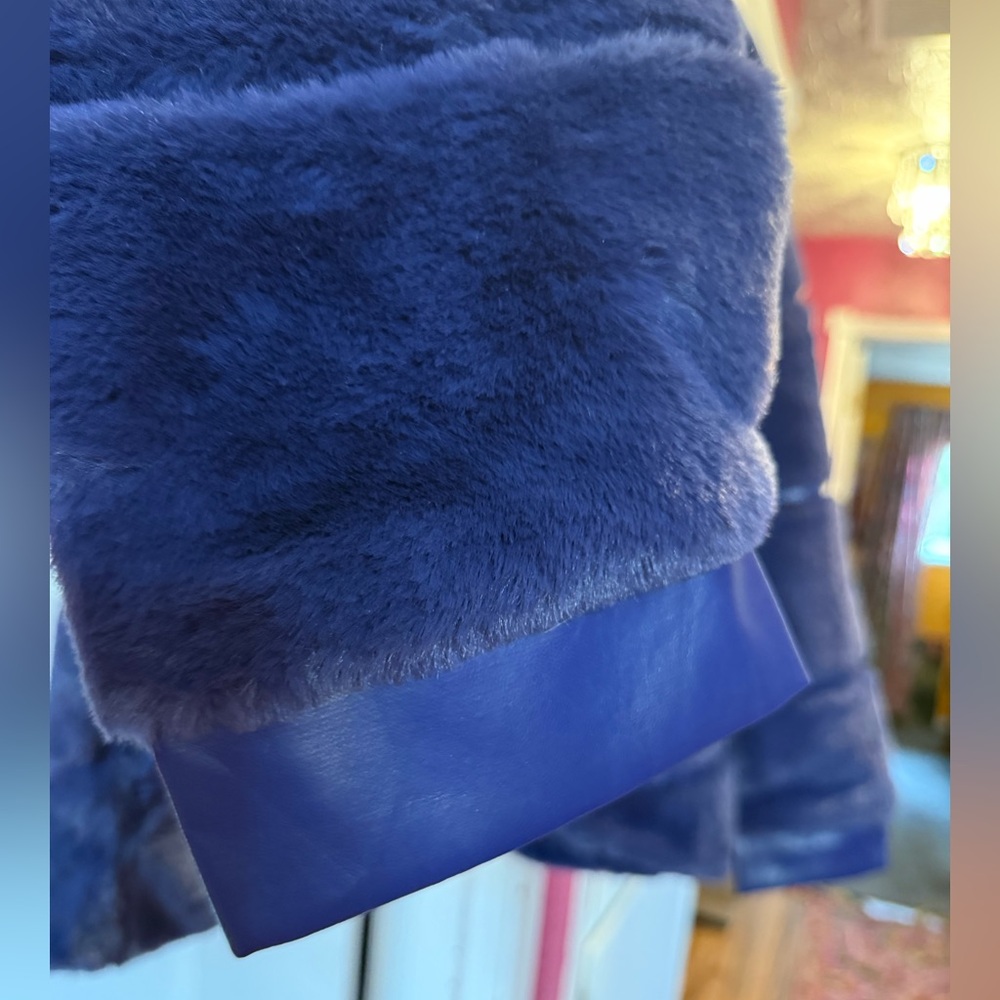 Women's Blue Faux Fur Reversible Jacket - NEW! - Picture 2 of 14